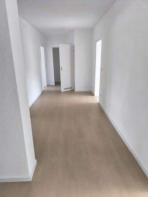 Heller Flur mit Holzboden