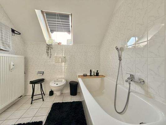 Tageslichtbad mit Wanne