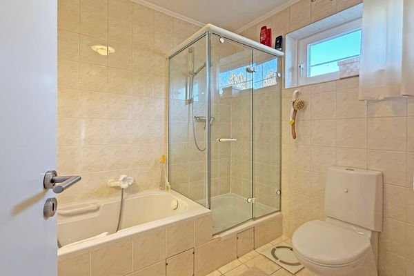 Duschbad mit Wanne und Fenster