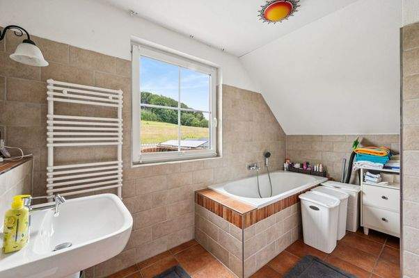 Tageslichtbad mit Badewanne & Dusche