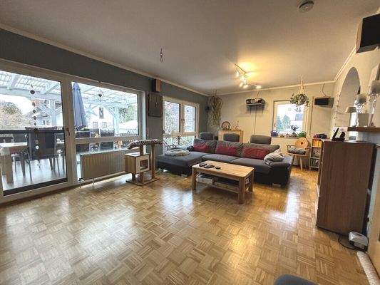 geräumiges Wohnzimmer