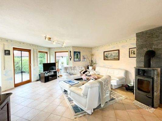 Wohnzimmer mit Zugang Terrasse EG