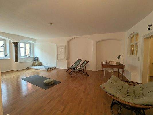 Großer Wohnbereich mit charmanten Details