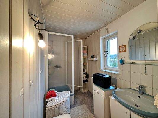 Tageslichtbad mit Dusche im 1. Obergeschoss