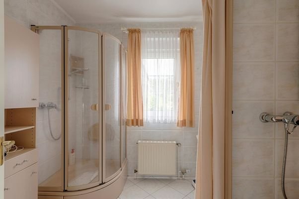 EG Badezimmer mit Dusche