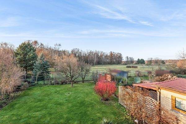 Blick in den Garten und Blick ins Grüne