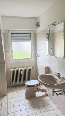 Badezimmer mit Fenster