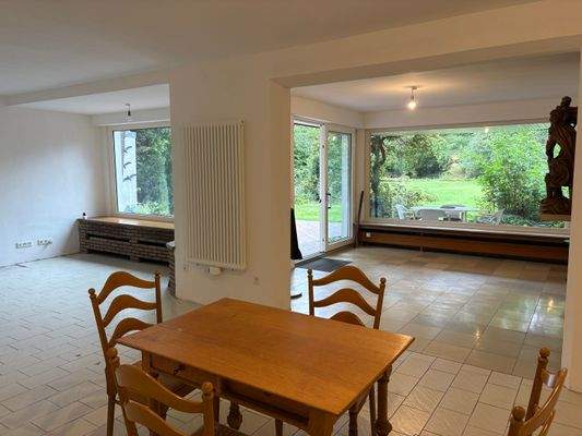 Wohnzimmer mit grünem Ausblick