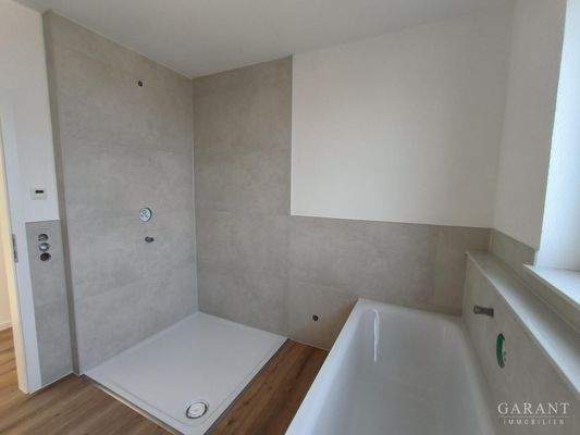 Bad mit Dusche und Wanne