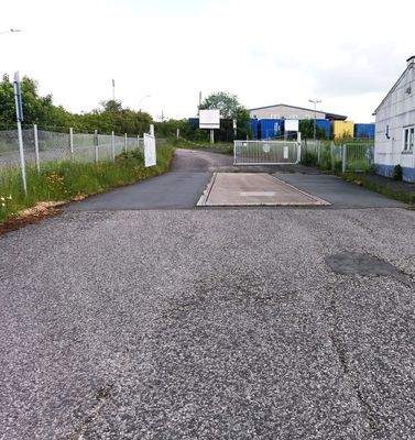 Zufahrt mit Waage und Werkstatt