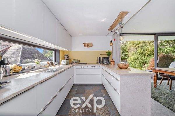 Offene Küche mit Vorratsraum