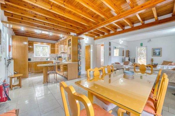 Kreta, Kalyves: Helle Villa zu verkaufen, nur wenige Schritte vom Meer entfernt