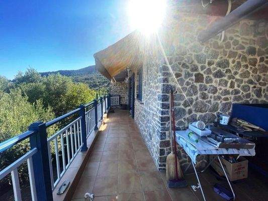 Südostkreta, Stavrochori: Schönes Steinhaus mit Berg- und Meerblick zu verkaufen