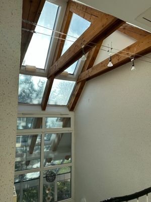 Treppenhausdecke offen mit sichtbaren Dachbalken
