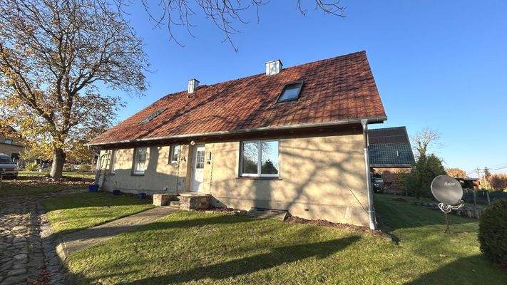 Straßenseitige Gebäudeansicht