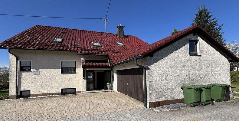 Vorderansicht Wohnhaus mit Praxis