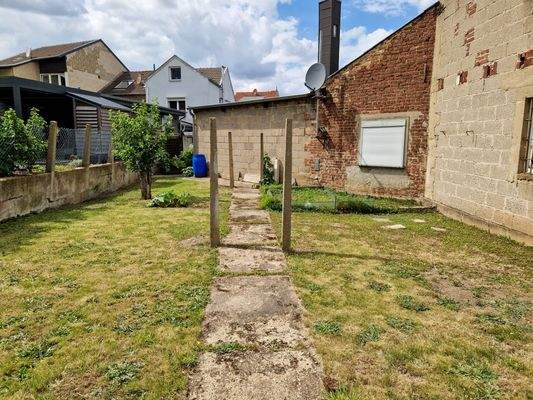 Garten Richtung Einliegerwohnung und Nachbargebäud