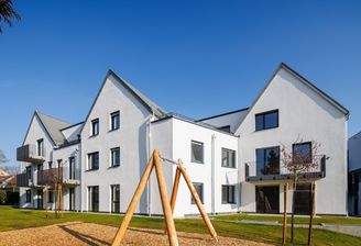 Gartenseite mit Spielplatz