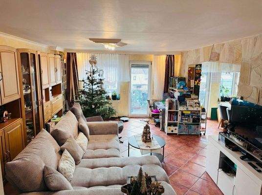 Wohnzimmer mit Balkonzugang