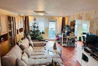 Wohnzimmer mit Balkonzugang