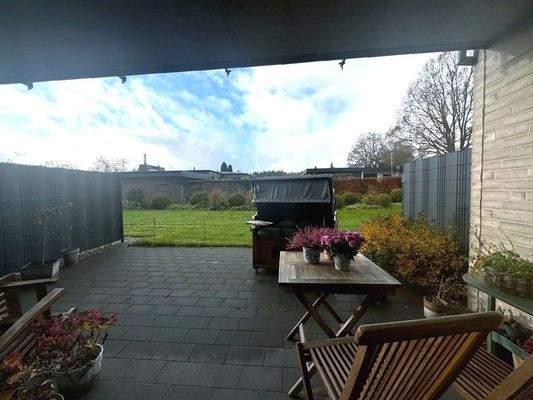 Große, teilweise überdachte Terrasse