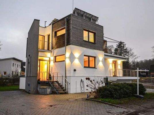 Straßenansicht mit Beleuchtung