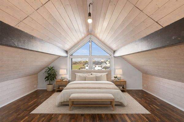 Schlafzimmer DG möbiliert