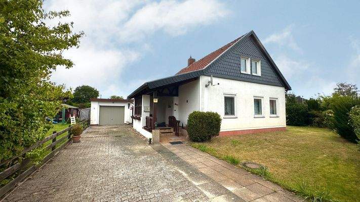 Hausansicht mit Zufahrt