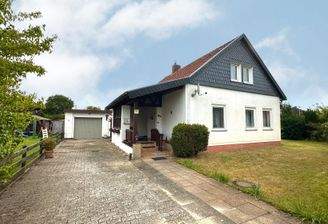 Hausansicht mit Zufahrt