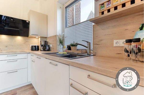 Voll ausgestattete Einbauküche mit Marken­geräten – durchdacht bis ins Detail