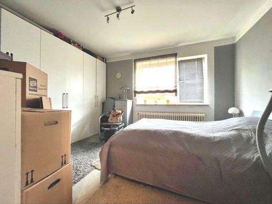 Schrank und Bett passen perfekt in den Raum