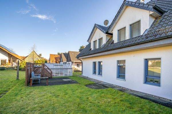 Im hinteren Gartenbereich befindet sich ein Gewächshaus für Selbstversorger.