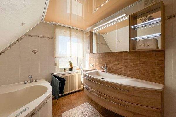 Modernes Tageslichtbad im OG