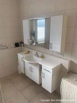 Waschtisch und Spiegelschrank