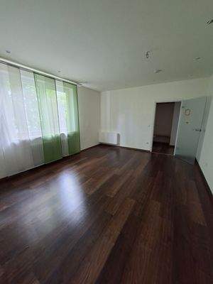 Leerer Raum mit Holzboden