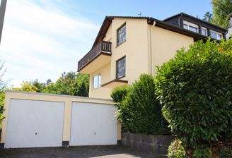 Haus mit Garagen