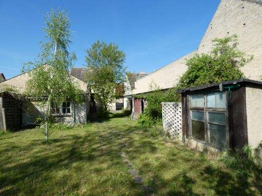 07-Garten Blick zum Hof.JPG