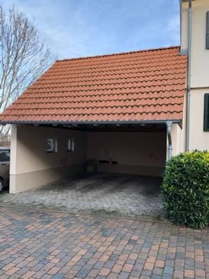 Carport und Stellplatz