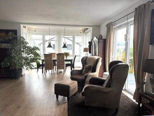 Wohnbereich mit Wintergarten.jpeg