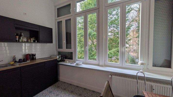 Fenster mit Rollläden, Einbauküche