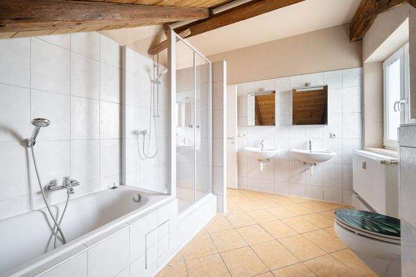 Bad mit Wanne, Dusche, 2 Waschbecken