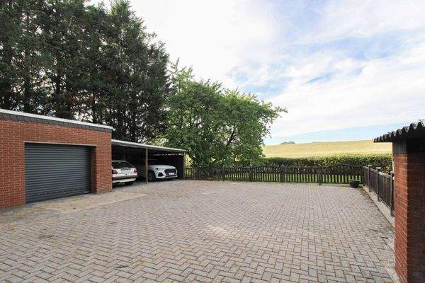 Hof mit Garage und Carport