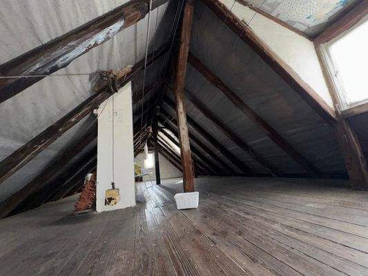 Großer Dachboden zum Abstellen Koffer o. auch ausbaufähig o. für Wäsche trocknen !