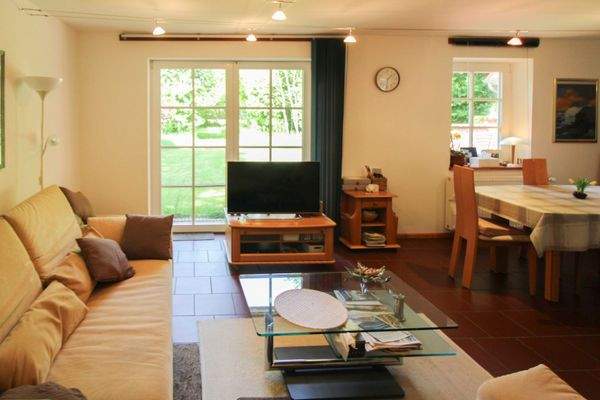 Wohnzimmer mit Blick in den Garten