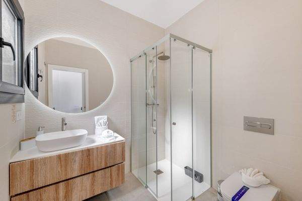 Modernes Badezimmer en Suite mit begehbarer Dusche