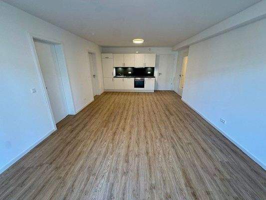 Wohn-/Esszimmer mit offener Küche