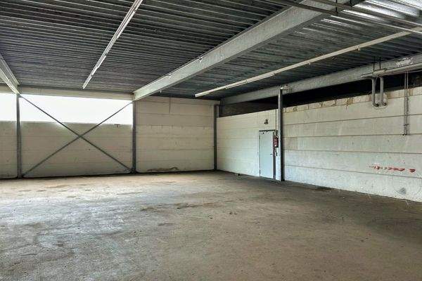 Halle mit Zugang zum Büroteil