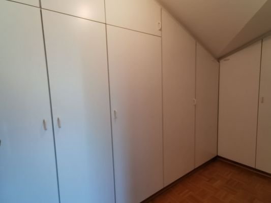 Ankleide vom Schlafzimmer abgehend