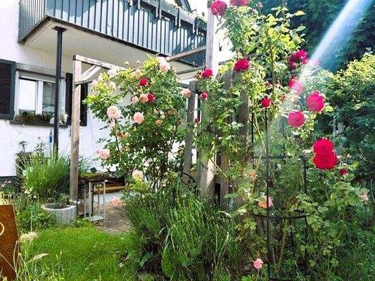 Romantische Terrasse im Garten