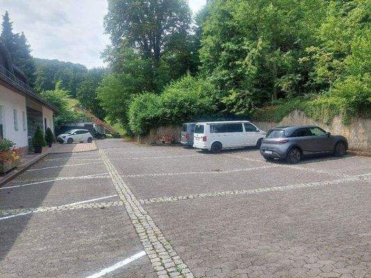 ausreichende Parkmöglichkeiten 